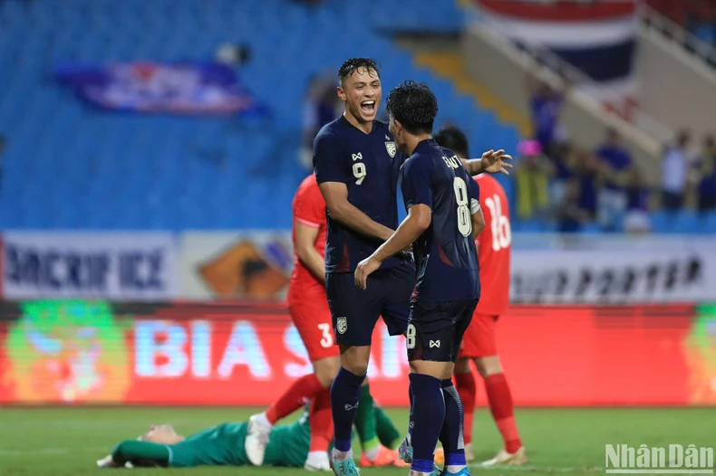 Patrik Gustavsson (số 9) nâng tỷ số lên 2-1 cho đội tuyển Thái Lan.