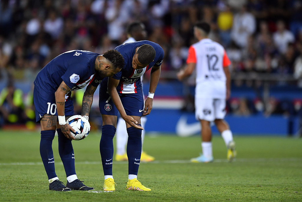 Neymar và Mbappe tranh nhau quyền đá phạt đền trong trận PSG - Montepellier hồi tháng 8/2022. Ảnh: CFP