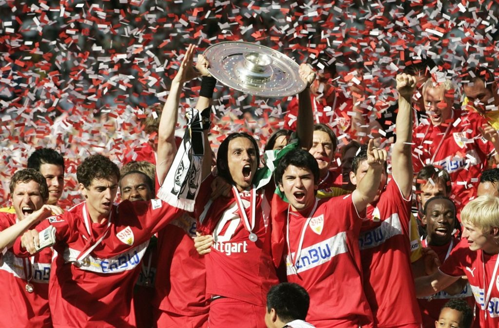 Meira, trong màu áo Stuttgart, nâng chiếc đĩa bạc cho nhà vô địch Bundesliga mùa 2006-2007. Ảnh: DPA