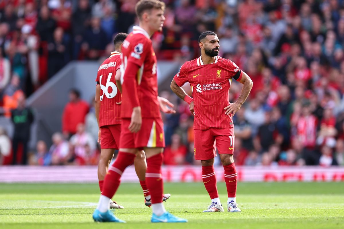 Salah (phải) và các đồng đội thất thần sau bàn thua trên sân Anfield hôm 14/9. Ảnh: Reuters