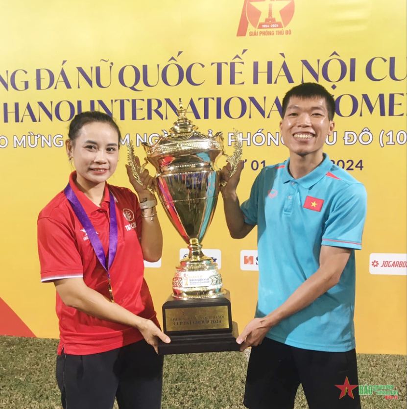 Huấn luyện viên Văn Thị Thanh bên cúp vô địch Giải bóng đá nữ quốc tế Hà Nội Cup T&T Group 2024